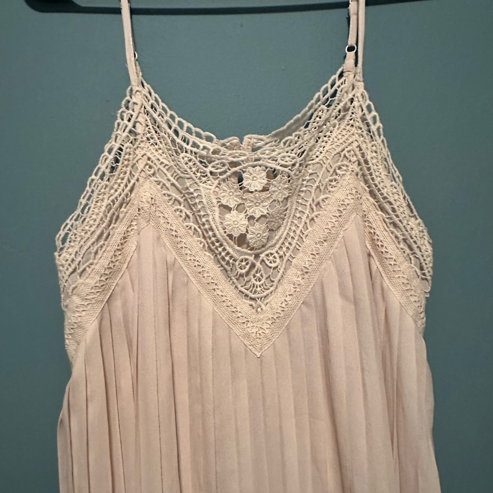 Crochet details on beautiful pleated dress NWT L - Picture 3 of 8